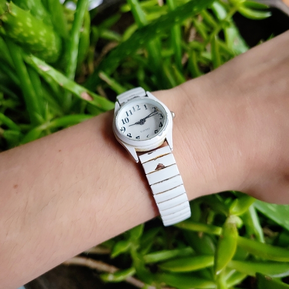 Vintage White Quartz Stretch Watch - Picture 5 of 8